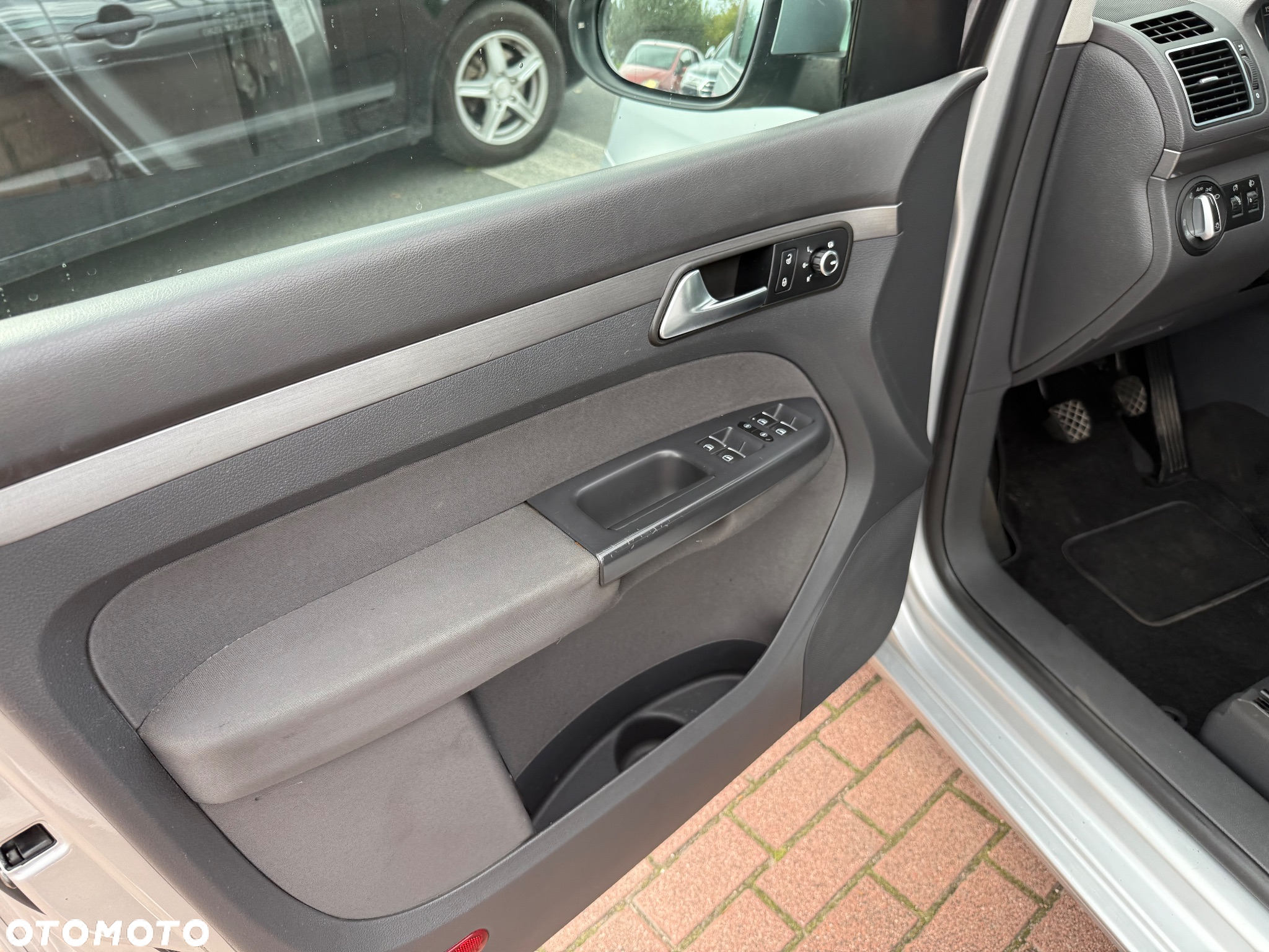 Volkswagen Touran 1.6 TDI DPF BlueMotion Technology Trendline - 12