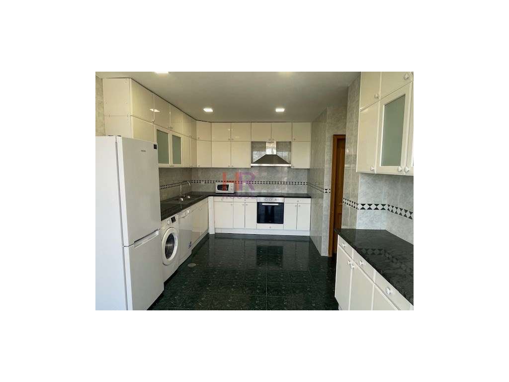 ARRENDAMENTO CELAS JUNTO AO HUC T4 EM DUPLEX COM GARAGEM. - Grande imagem: 4/26