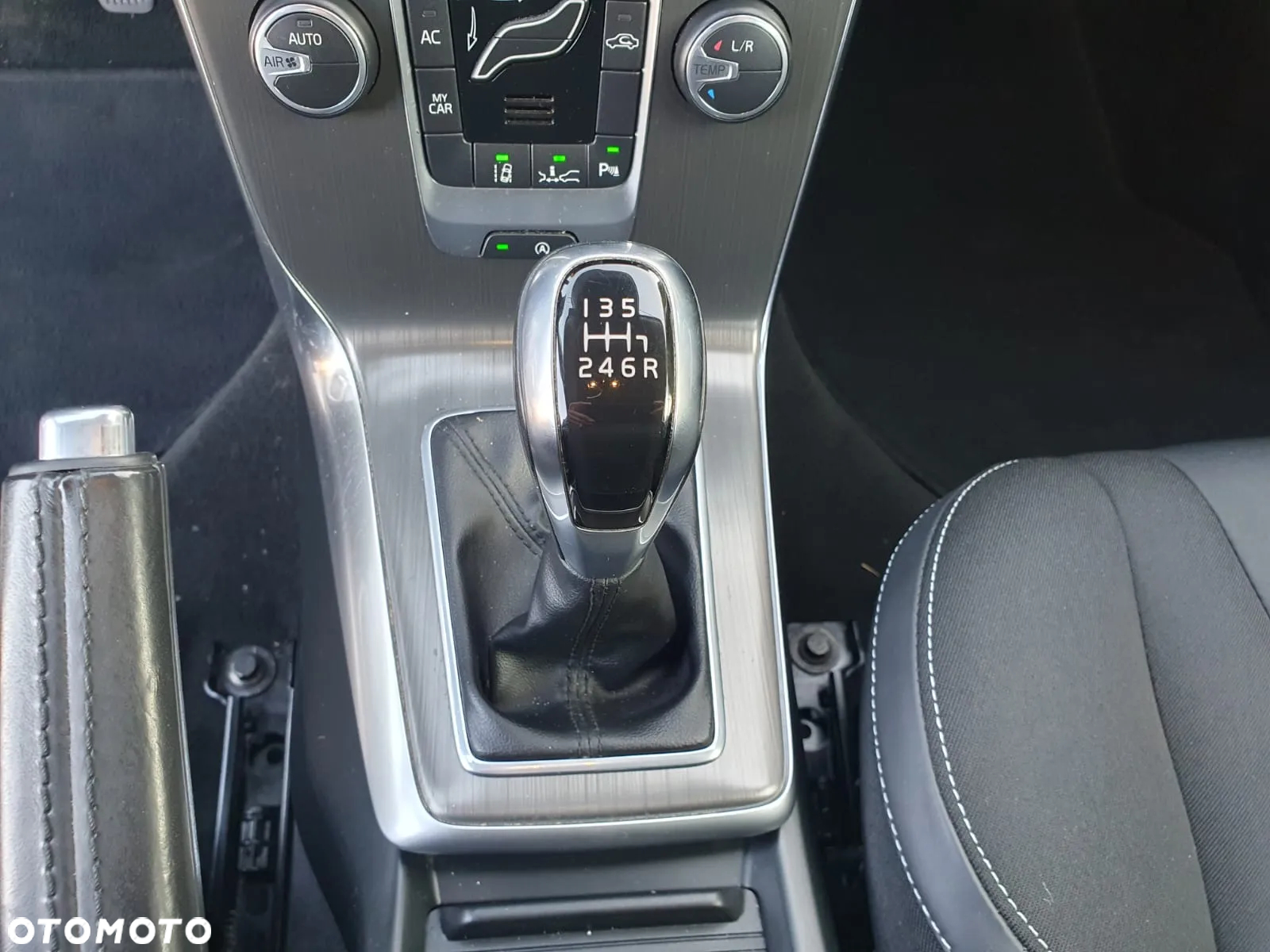 Volvo V40 D4 Drive-E Momentum - 29