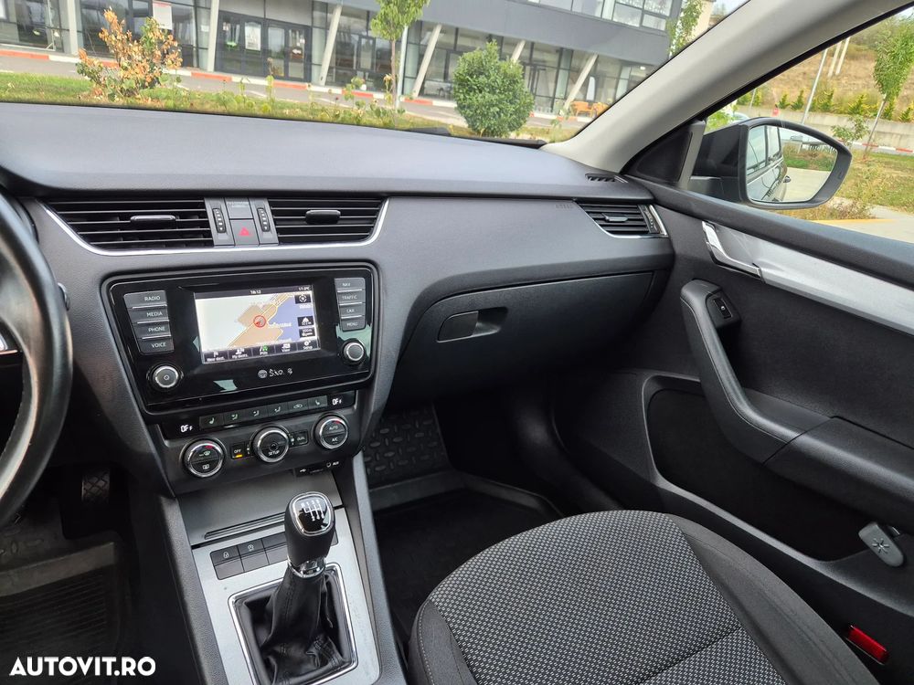 Skoda Octavia Combi 2.0 TDI RS - 25