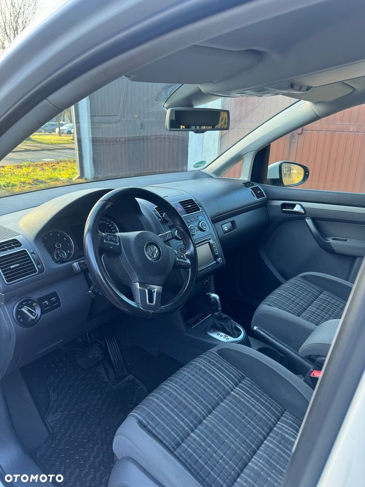 Volkswagen Touran - 12