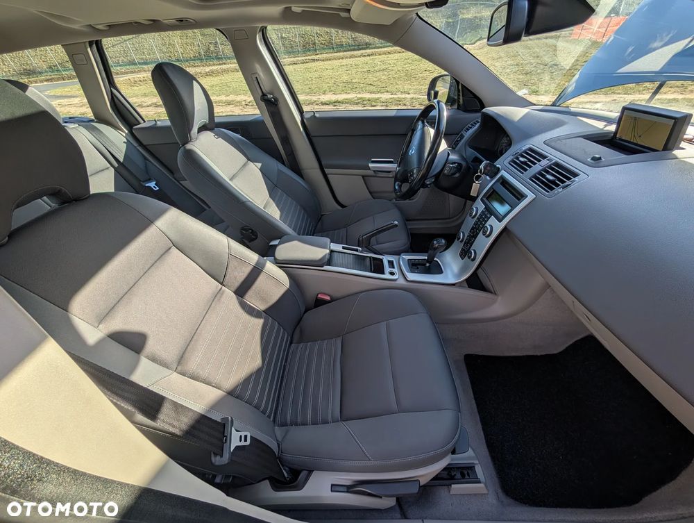 Volvo V50 D5 Momentum - 16
