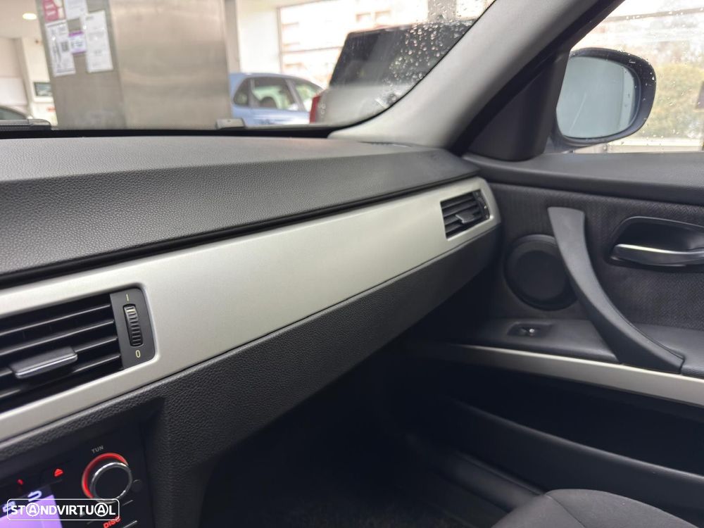 BMW 318 d Navigation Sport - 27