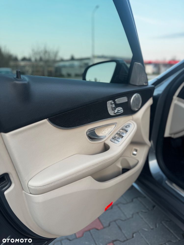 Mercedes-Benz Klasa C 300 4Matic 9G-TRONIC AMG Line - 25