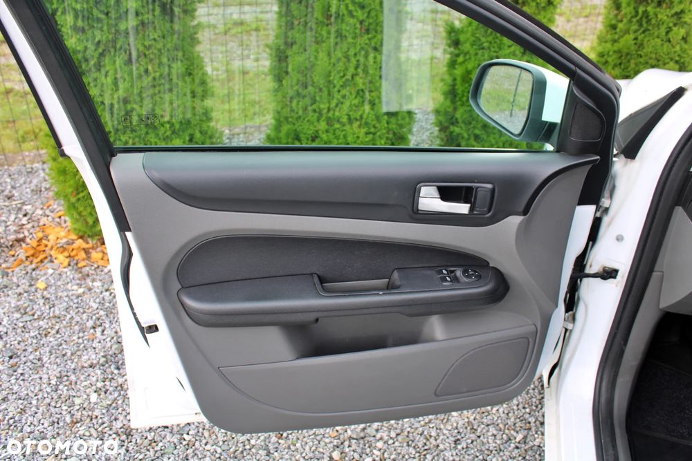 Ford Focus 1.6 16V Trend - 14