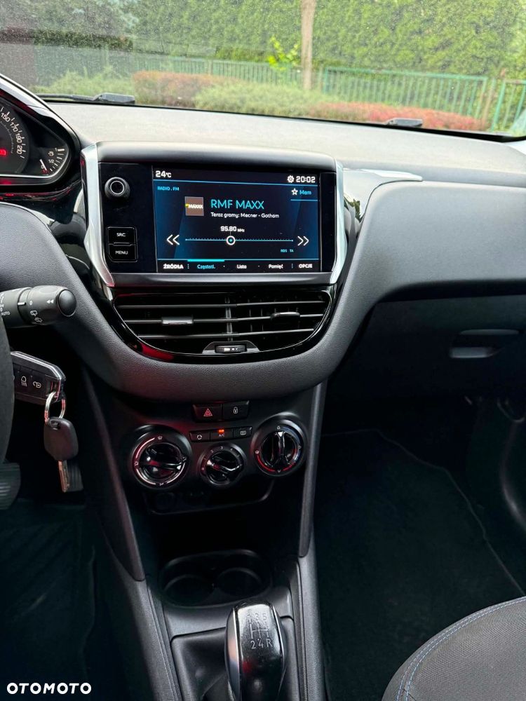 Peugeot 208 - 8