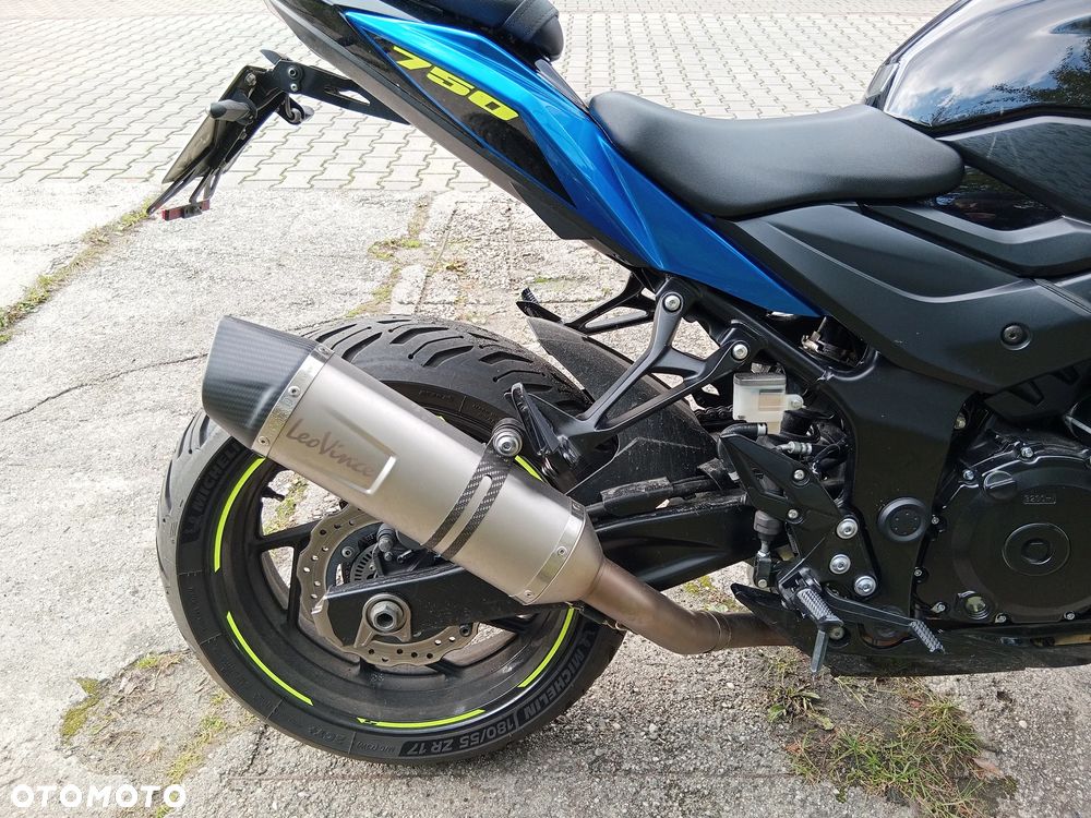 Suzuki GSX - 6