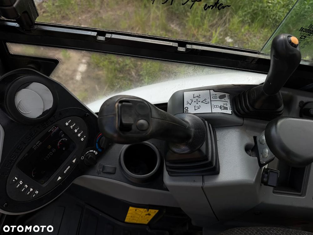 Bobcat E27z. Koparka Gąsienicowa 2,7 tony. 2024 rok. 870 mtg. Maszyna nie różni się od nowej z salonu!! Skarpówka Hydrauliczna! Pochodzi ze szkółki roślinnej z Norwegii. Zero luzów. pracowała przy krzewach!! Aktualna DEKRA dokumentacja. Silnik Yanmar! Linie Hydr. Dodatkowe. Szybkozłącze Hydr. Szybka wolna jazda. Wersja Norweska. Długie ramię. OKAZJA. Zero wycieków. Sztywna maszyna! - 21