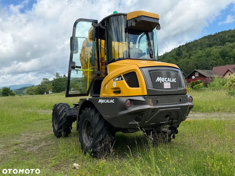 Terex MECALAC 6sMDX Wozidło Budowlane Rolnicze Kabina Pełna Wózek z Obrotową Kolebą. 6 ton ładowność. 4x4. Smarowanie centralne. KLIMA. Silnik Perkins. 4 cylindry. 675mtg. 2020 rok. Kamera z wielkim Ekranem! Jazda Rewers 3prędkości. Maszyna jak Nowa z Norweskiego Gospodarstwa! Ani deka luzów i wycieków! Hydrostatic. Pełny Oryginał. Hamulce brzytwa. Serwisy w DEKRA. Maszyna Woziła lekkie ładunki. Praktycznie zerowe zużycie. Wielka Okazja. Wszystko w pełnym Oryginale. Opony Oryginał wszystkie jak Nowe. Komendy Głosowe w maszynie! - 2