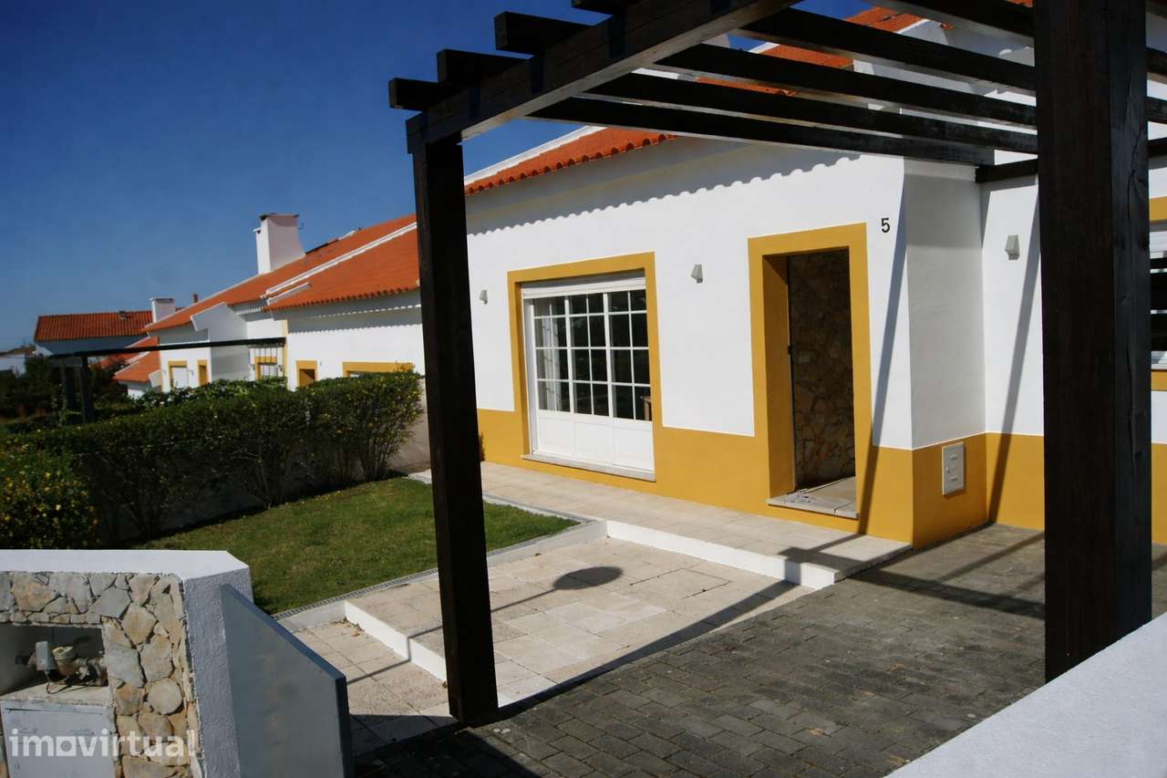 Moradia com 4 quartos e ótimas áreas - Grande imagem: 2/26
