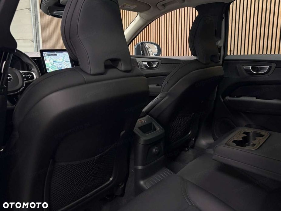 Volvo XC 60 B5 B AWD Plus Dark - 20