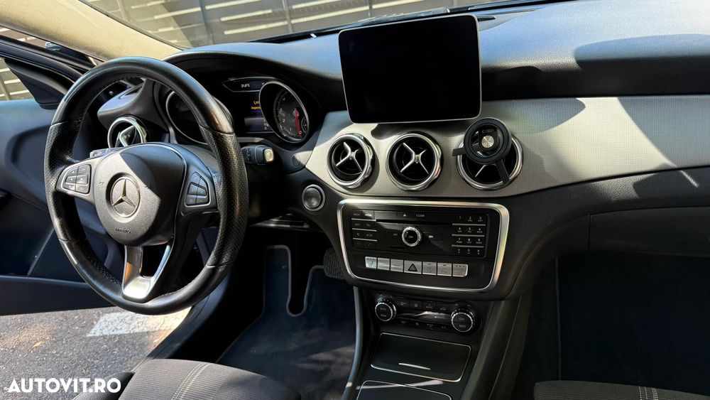 Mercedes-Benz GLA 180 7G-DCT StreetStyle - 15