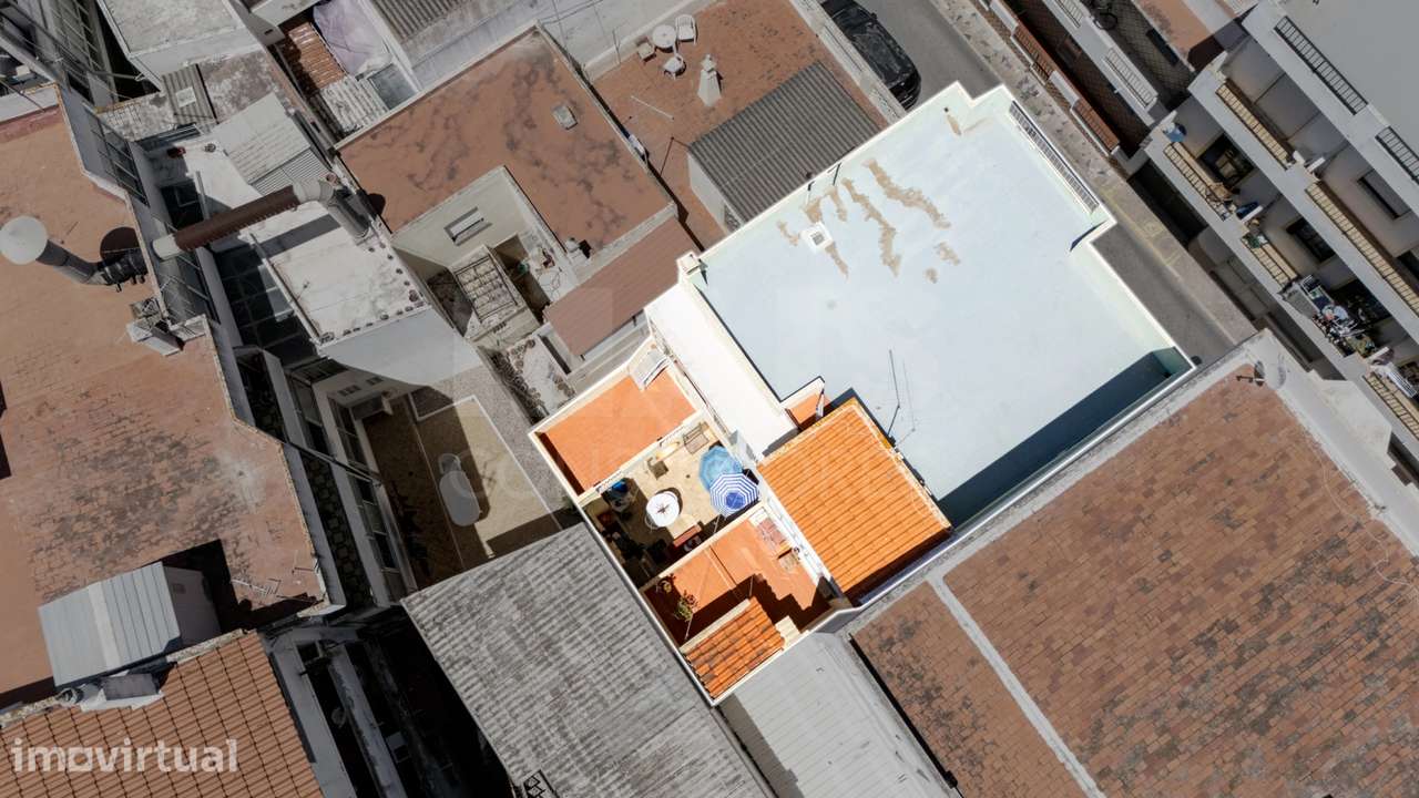 Moradia com dois andares independentes no centro de Quarteira - Grande imagem: 3/35