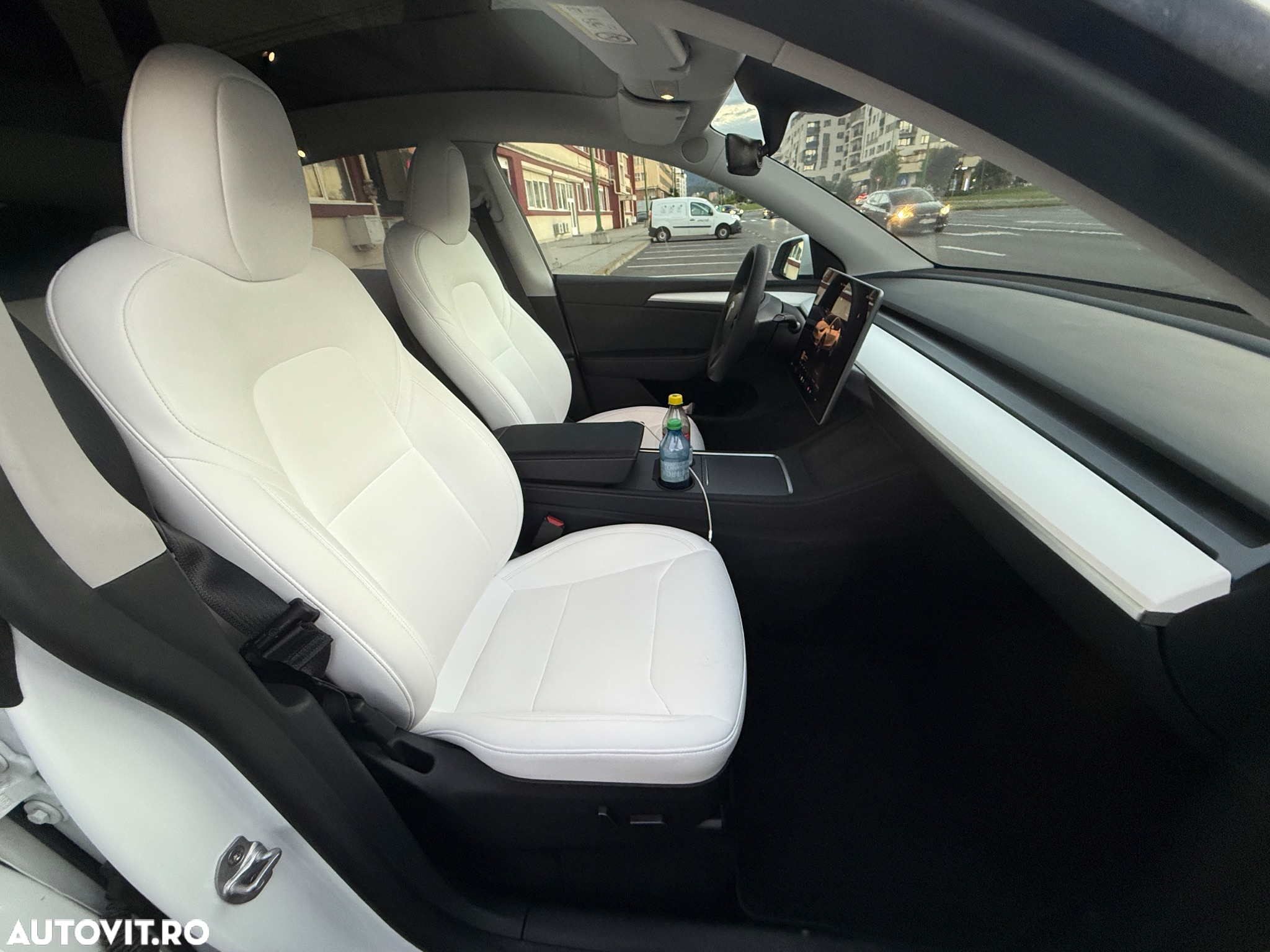 Tesla Model Y Long Range Dual Motor AWD - 11