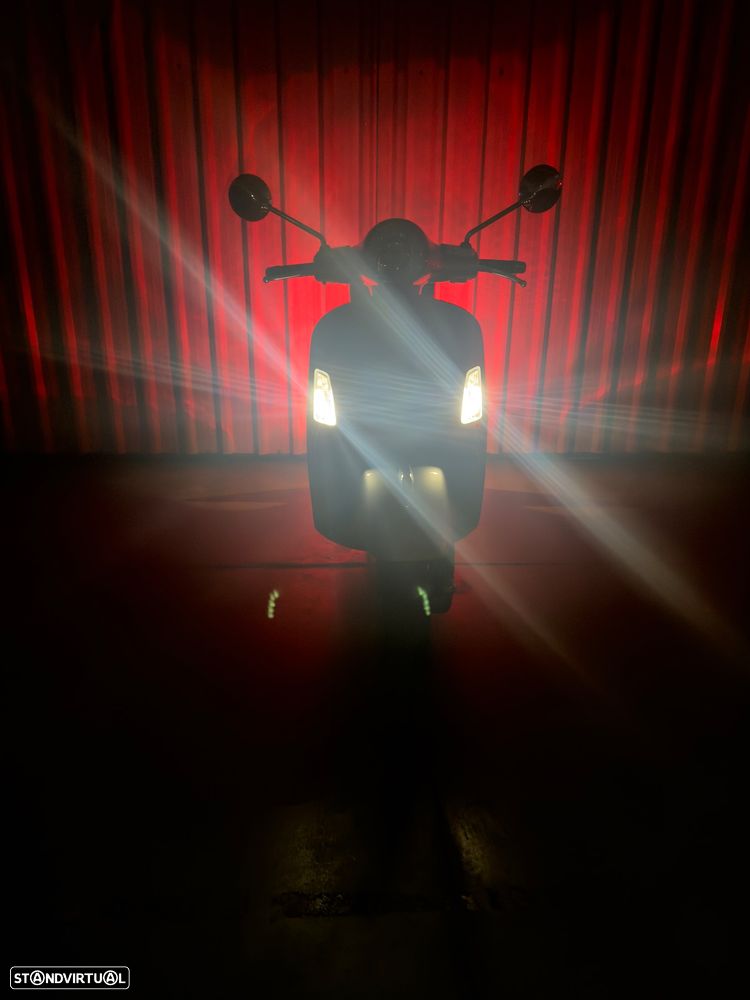 Vespa GTS Super 300 70 Anos - 14