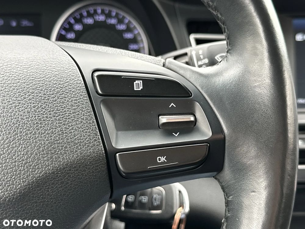 Hyundai Elantra 1.6 Comfort Premiere - 24