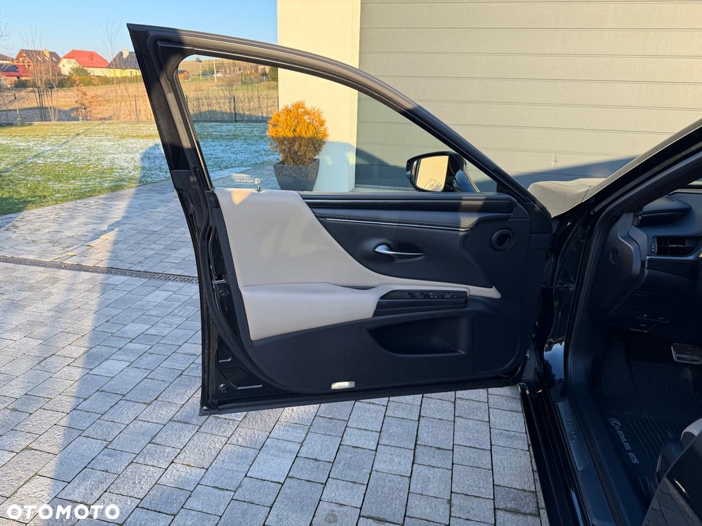 Lexus ES 300h Business Edition - 11