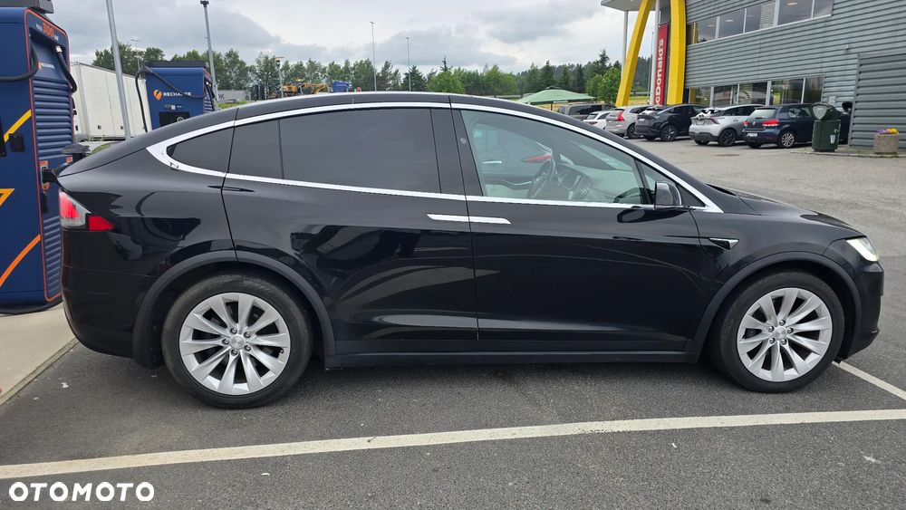 Tesla Model X - 4