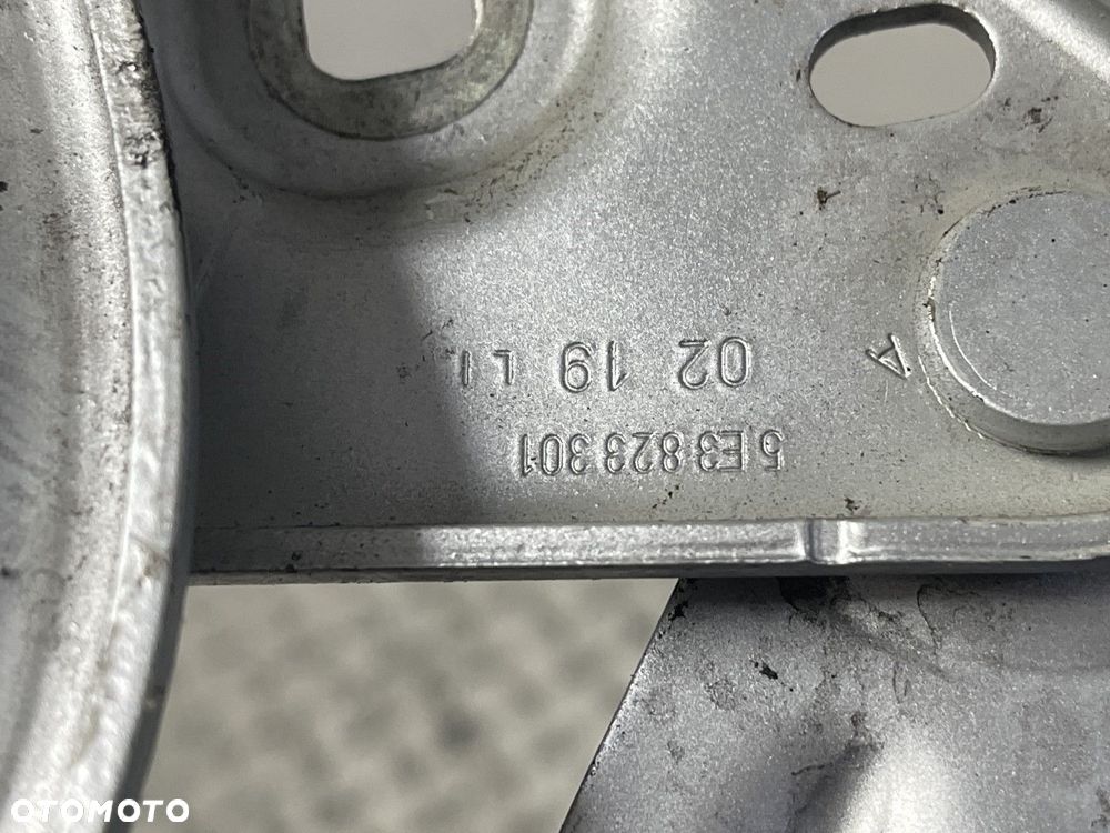 ORYGINALNY ZAWIAS ZAWIASY MASKI LEWY LEWA LA7W  SKODA OCTAVIA IV 4 20-26 5E3823301 - 5