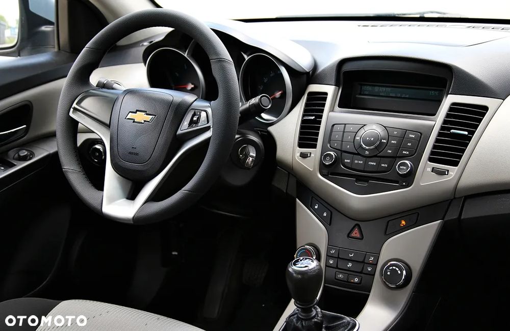 Chevrolet Cruze 1.6 LS+ - 22