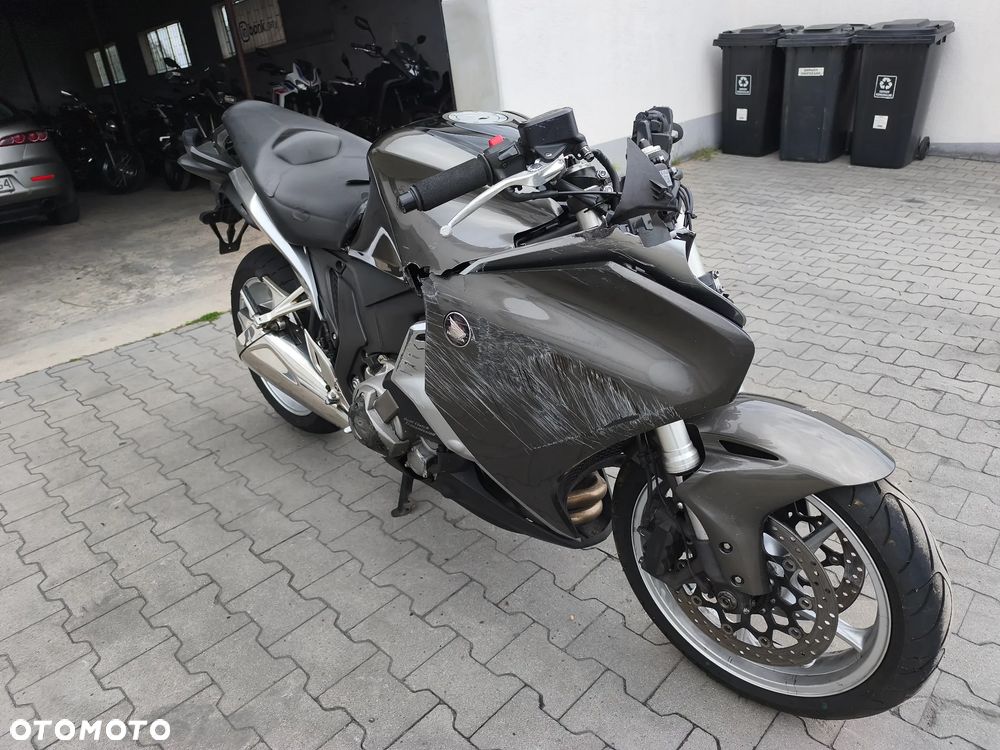 Honda VFR - 3