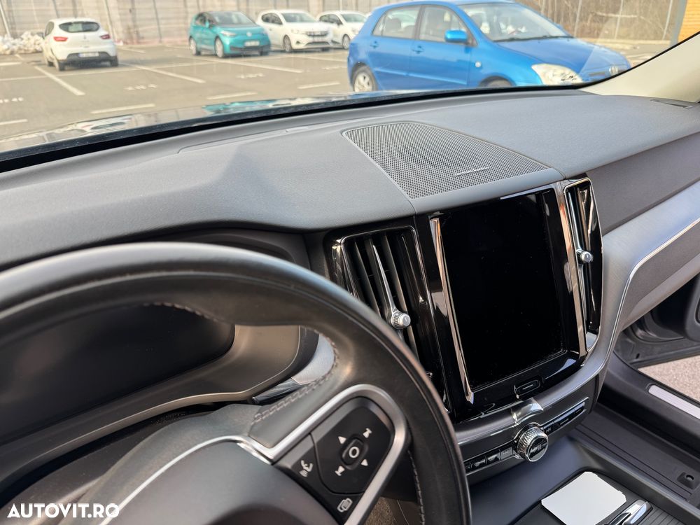 Volvo XC 60 B4 MHEV AWD Momentum Pro - 11