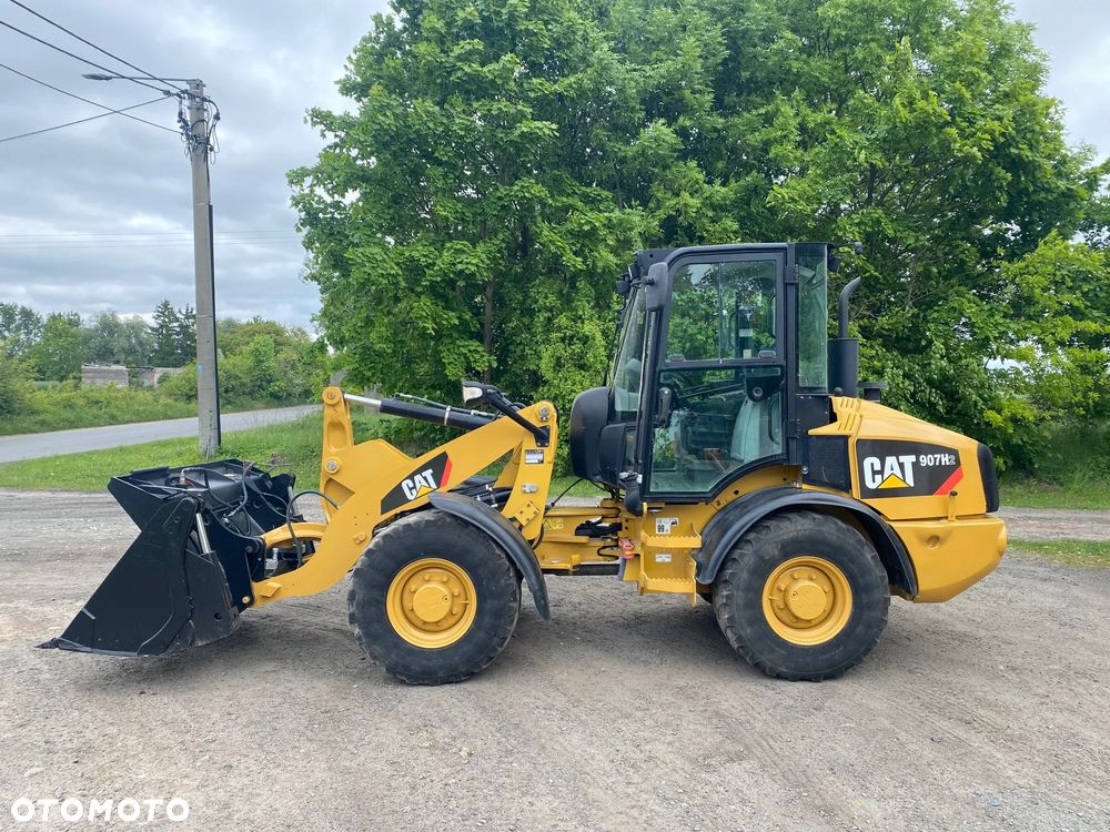 Caterpillar CAT 907H2, 2014 ROK, 4900 MTH, ŁYŻKA OTWIERANA + WIDŁY, z NIEMIEC, - 2