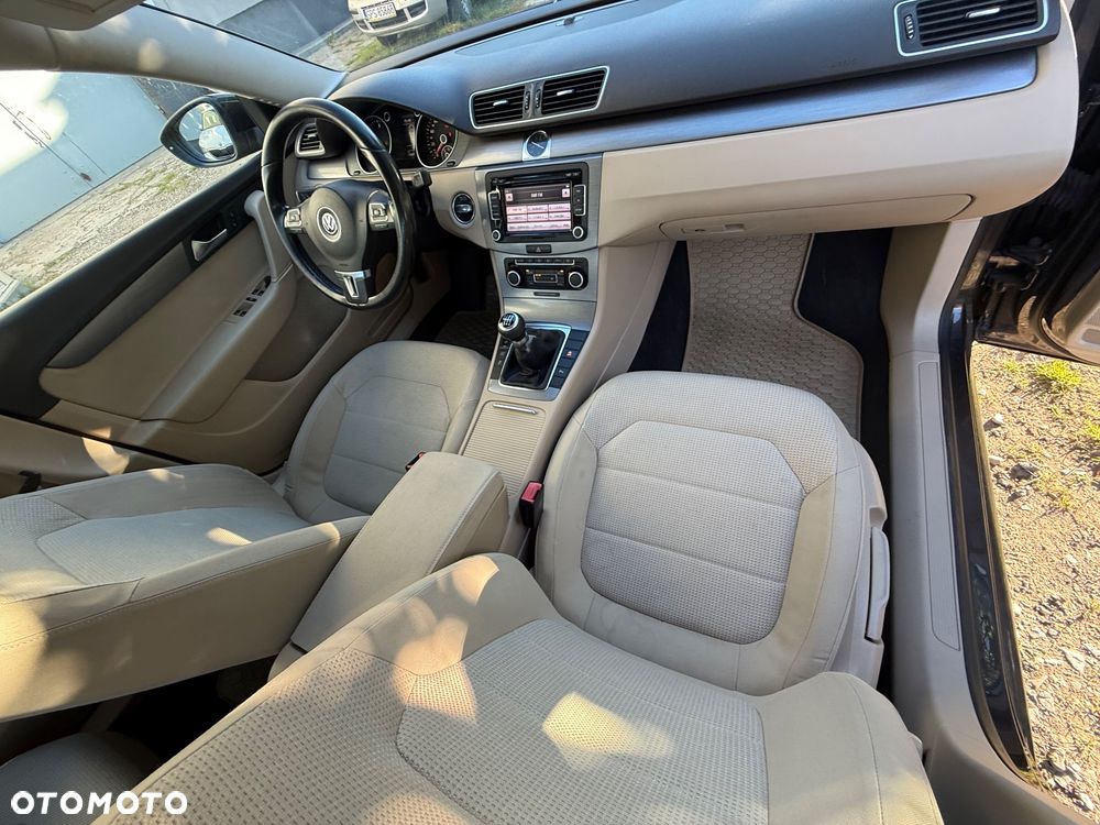 Volkswagen Passat - 25