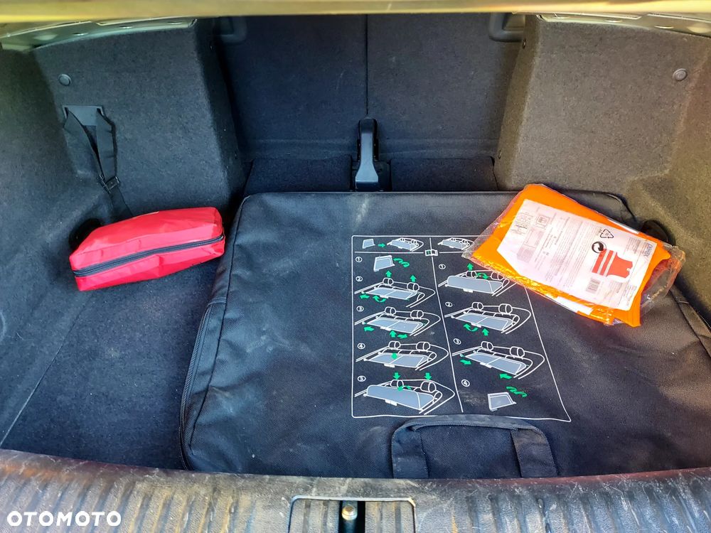 Volkswagen Golf Cabrio 2.0 TDI BlueMotion Technology Exclusive - 30