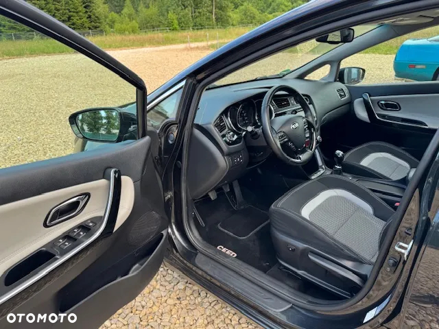 Kia Ceed 1.6 CRDi 128 ISG SW Platinum Edition - 24