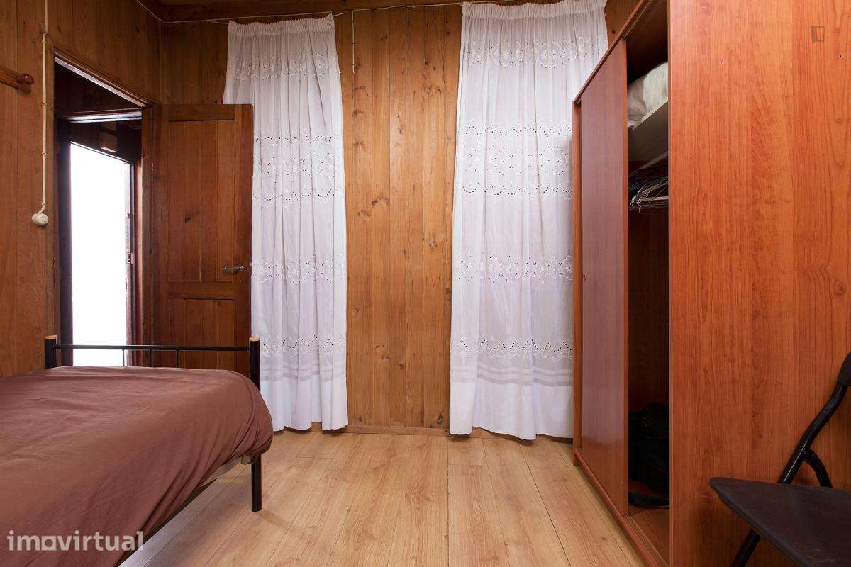 Quarto - localizado em Paranhos Porto - Grande imagem: 2/14