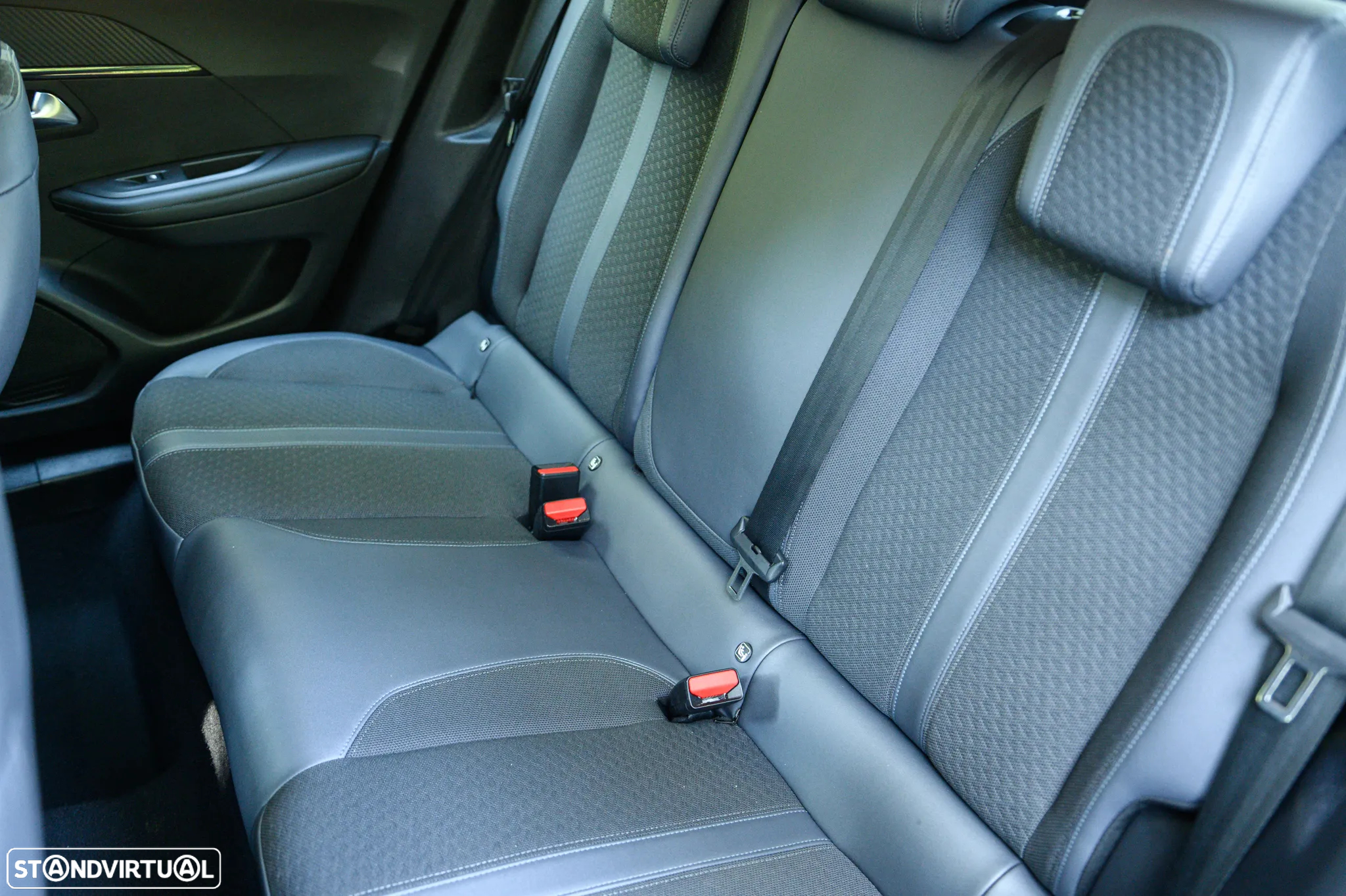Peugeot 2008 1.2 PureTech Allure Pack - 25