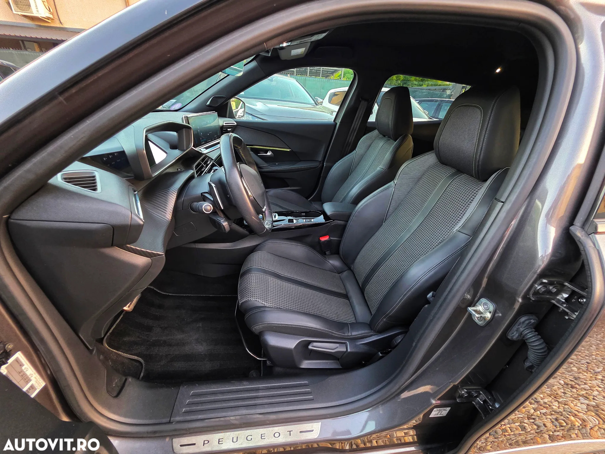 Peugeot 2008 PureTech 130 EAT8 GT - 22