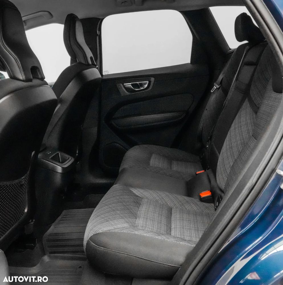 Volvo XC 60 B4 MHEV AWD Momentum Pro - 16