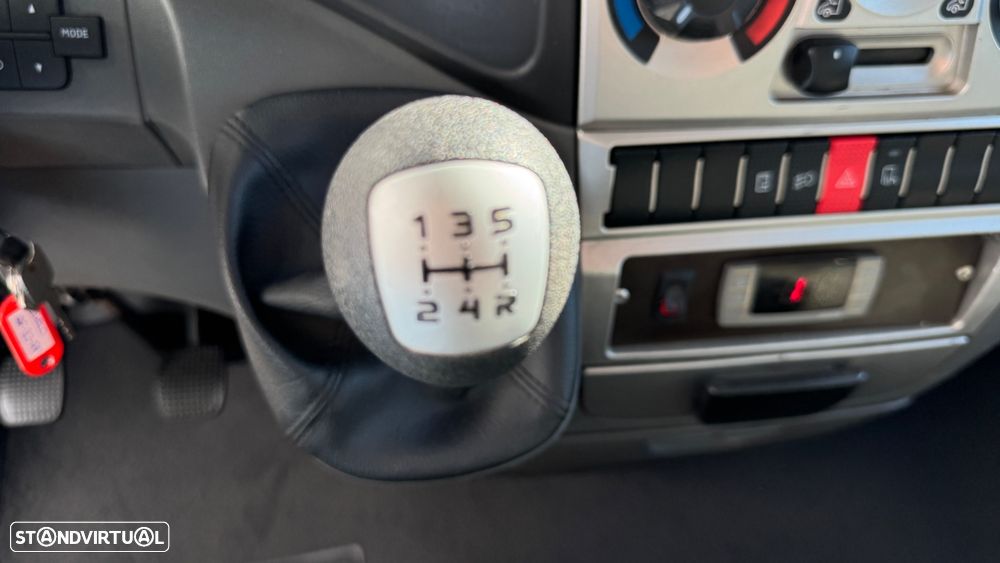 Iveco Daily 2.3 35C13 C/ Frio C/ Plat Elevatoria - 28