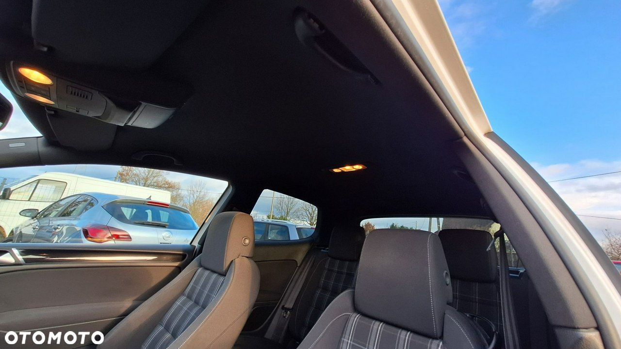 Volkswagen Golf - 22