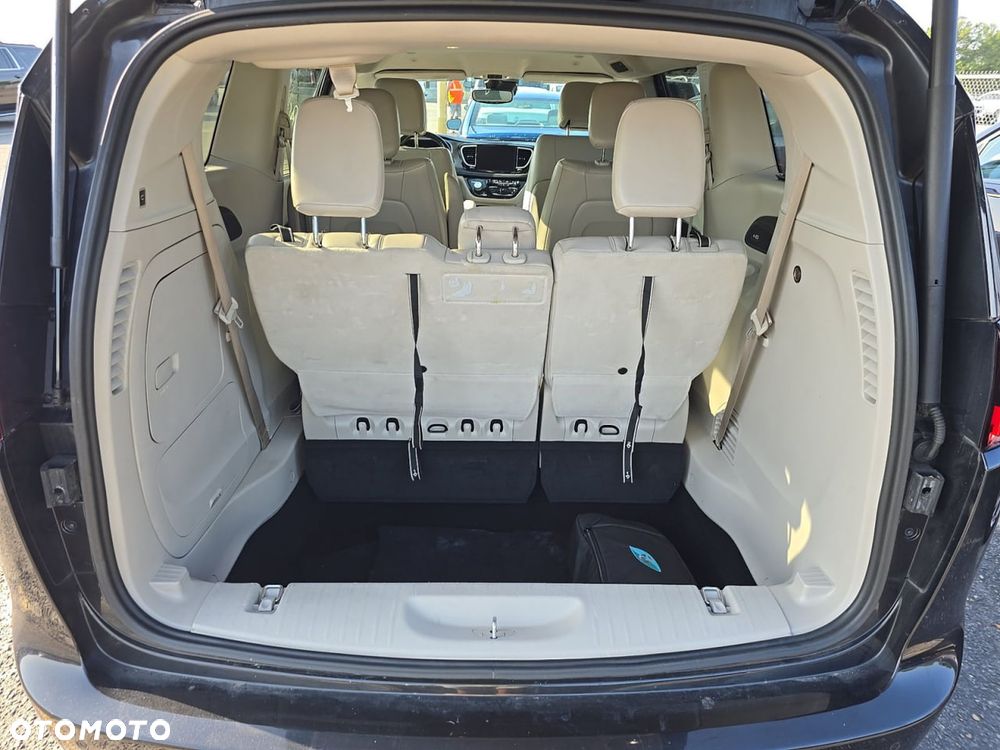 Chrysler Pacifica - 17