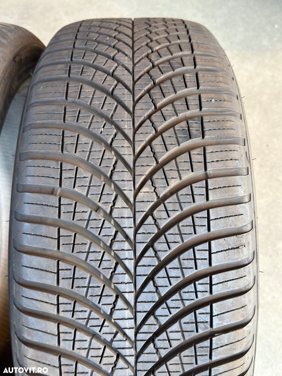 Vând 2 anvelope 235/45/20 goodyear allseason ca noi - 4