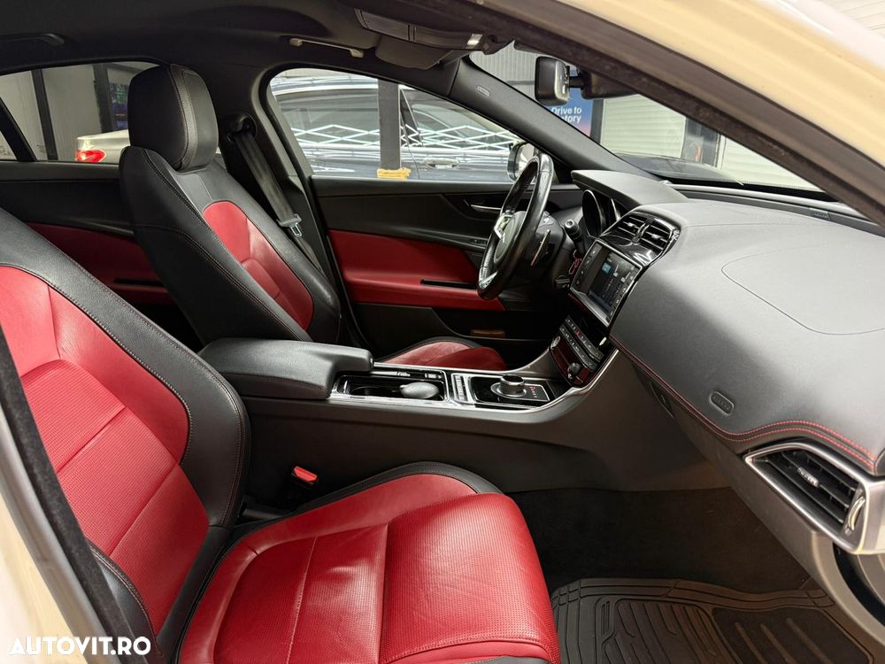 Jaguar XE 2.0 AWD R-Sport - 31