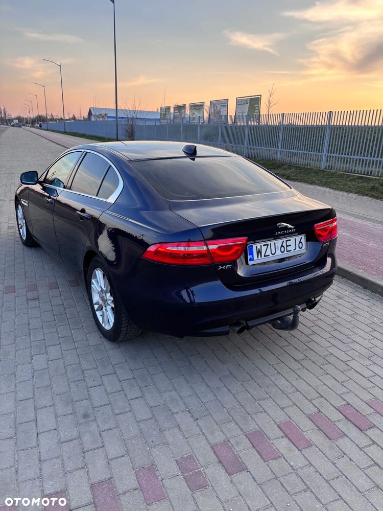 Jaguar XE 2.0 T Prestige - 11
