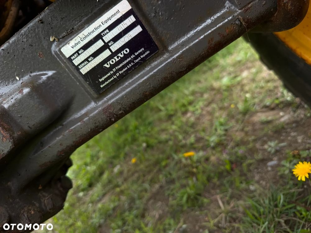 Volvo L25F Ładowarka Kołowa łamana 2015 rok. Jak Nowa! Oryginał łyżka i widły. Mocny silnik 4 cylindry. Zero luzów i wycieków. Aktualne Badania DEKRA BMWT. Wielka Okazja. Maszyna jak nowa z Salonu. 2600 mtg. Pochodzi z Norweskiego urzędu gminy. Dodatkowe linie Hydrauliczne. Szybka wolna Jazda Rewers Hydrostatic. Wersja Norwesk Mocne doświetlenie dodatkowe grzanie. kabina Ogrzewana wentylowana! Zmiana Osprzętu Hydrauliczna! pełne sterowanie z dżojstika! Opony jak Nowe. Podzespoły pomy suche, czytelne tabliczki! OKAZJA - 12