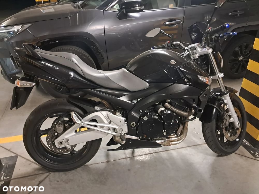 Suzuki GSR - 3
