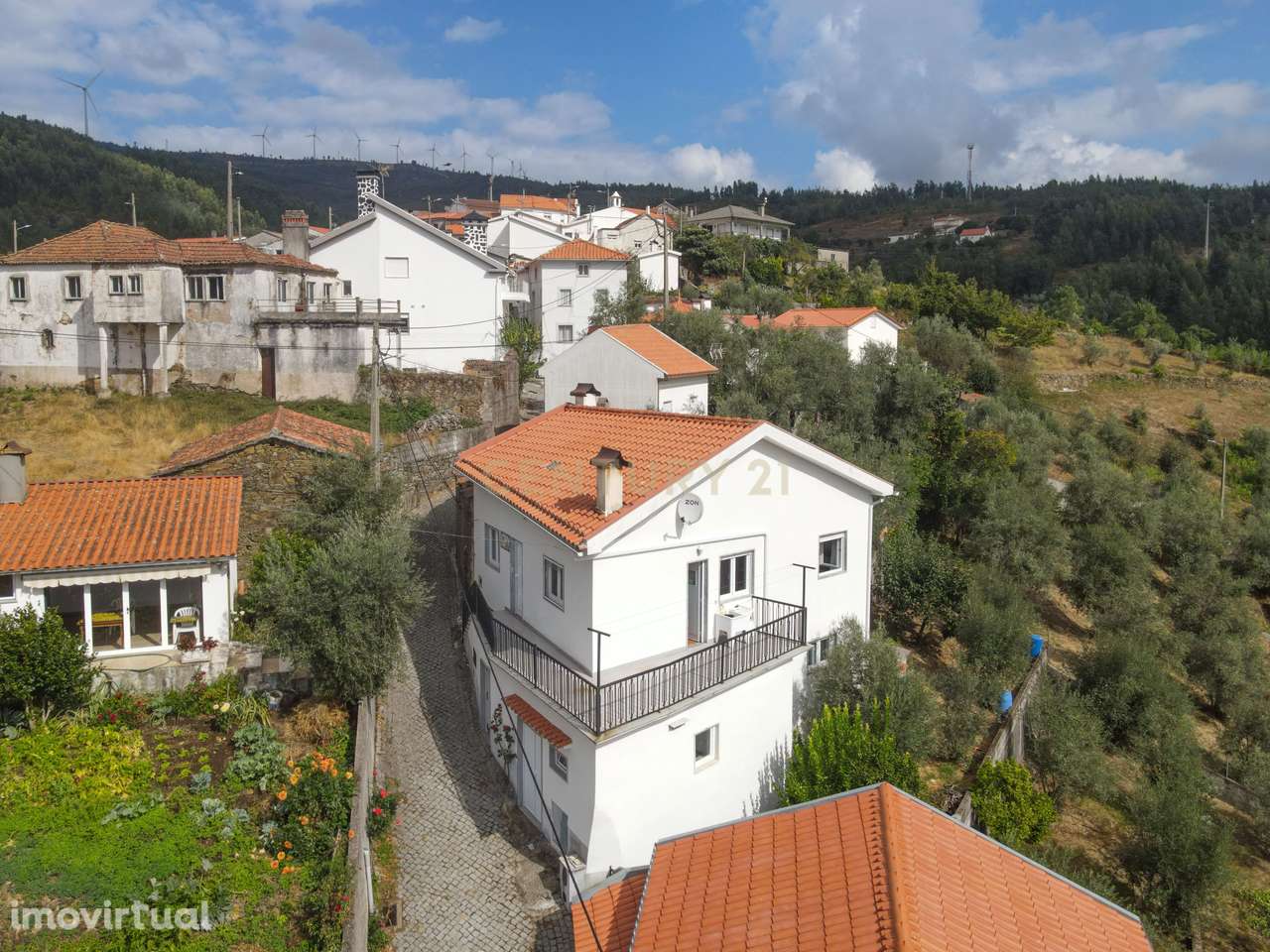 Moradia Bi familiar, com excelente exposição solar, terreno e vistas d - Grande imagem: 2/37