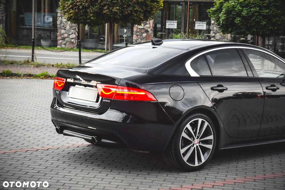 Jaguar XE 2.0 T R-Sport - 14