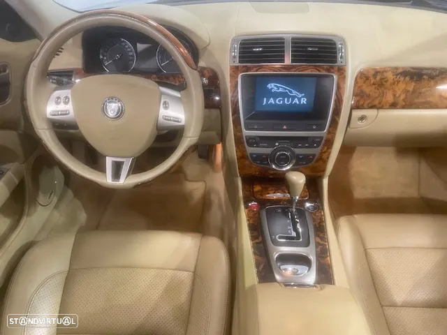 Jaguar XK 4.2 V8 Convertible - 14