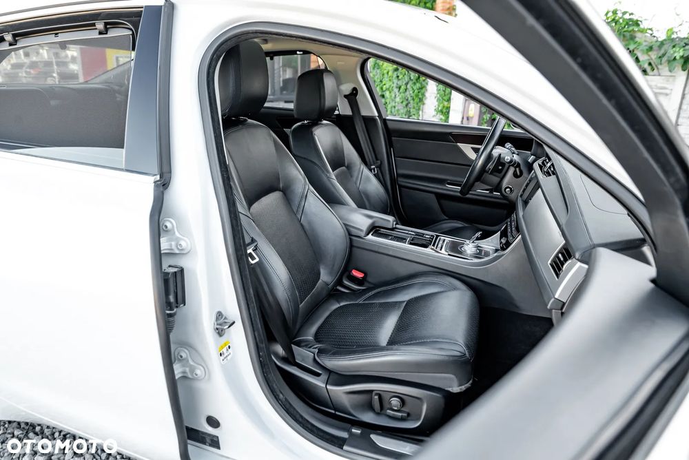 Jaguar XF 20d Prestige - 29