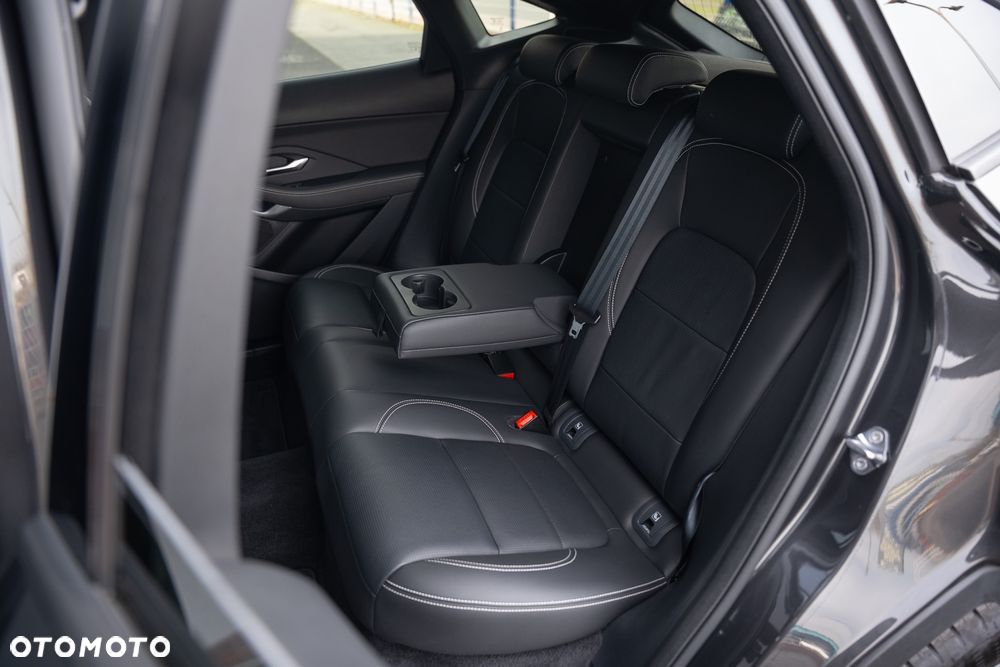 Jaguar E-Pace P200 AWD SE - 35