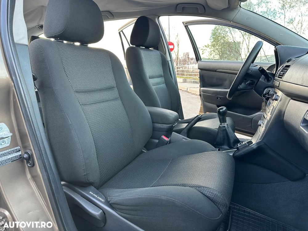 Toyota Avensis 2.0 D-4D Combi Executive - 22