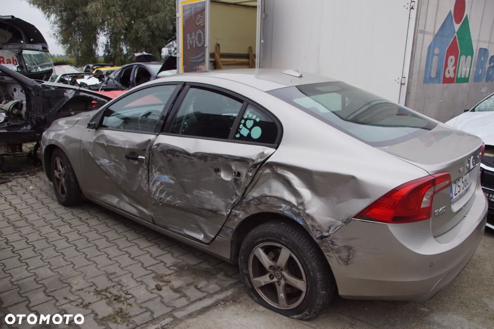 Auto na części - Volvo S60 II Lift 1.6 D 114 KM D4162T 36051127 484 2015R Silnik Skrzynia Drzwi Maska Błotnik Klapa Lampa Lusterko Klamka Szyba Deska Kokpit Sterownik Moduł Czujnik Licznik Wyświetlacz Panel Kierownica - 5