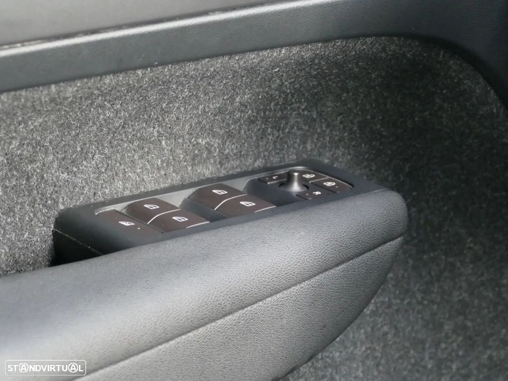 Volvo XC 40 2.0 D3 Momentum Geartronic - 32